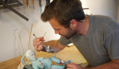 מייק ליוויט עושה אמנות מתאוריית האוטר